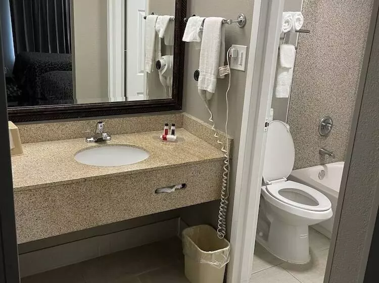 ２ダブルベッドのスタンダードルーム, Days Inn & Suites By Wyndham Collierville Germantown Area