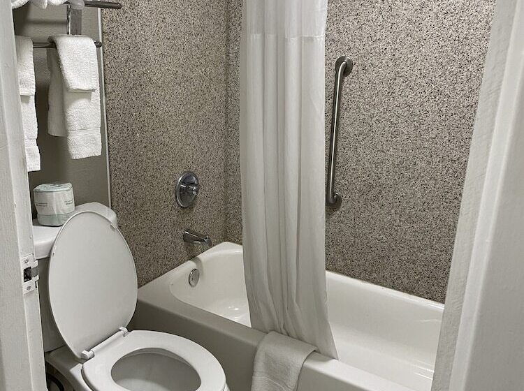 带2个双人床的标准工作室, Days Inn & Suites By Wyndham Collierville Germantown Area