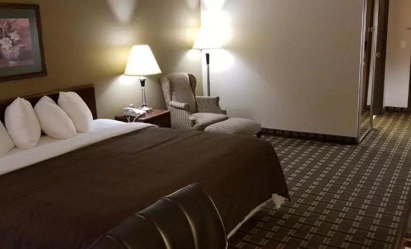 身障者適用キングサイズベッドルーム, Fairbridge Inn & Suites Batavia  Darien Amusement Park