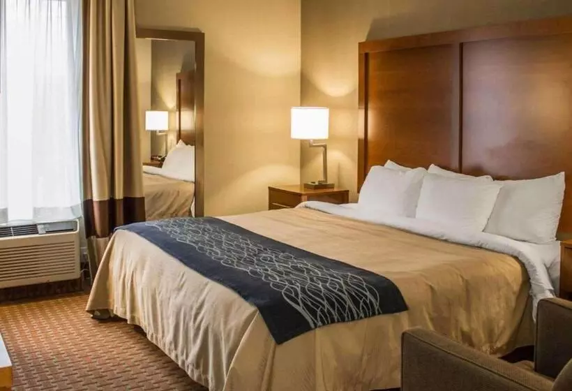 اتاق استاندارد با تخت بزرگ برای معلولان, Quality Inn Akron South