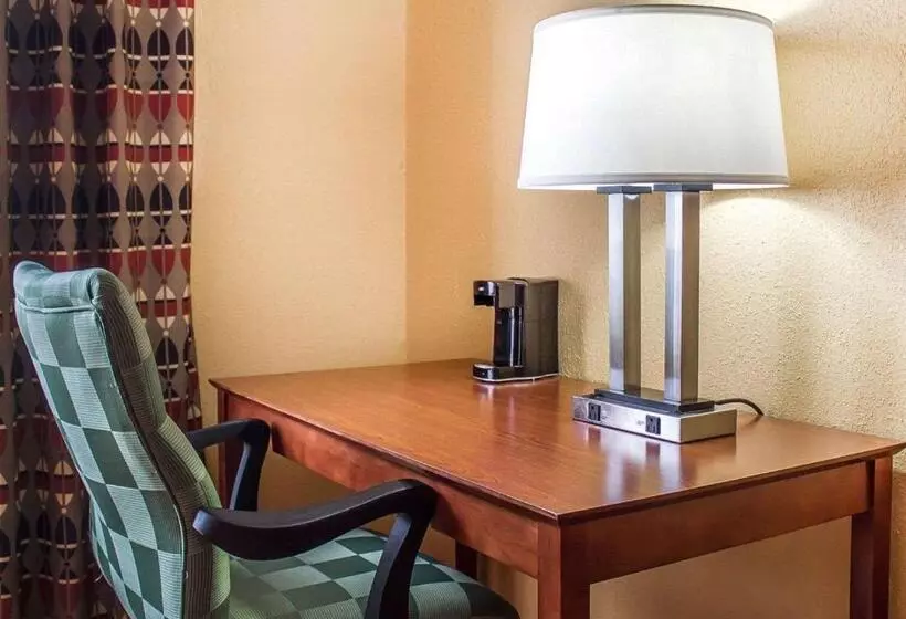 キングサイズベッドのスタンダードルーム, Quality Inn Manitowoc