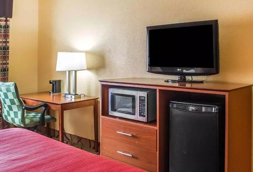 キングサイズベッドのスタンダードルーム, Quality Inn Manitowoc
