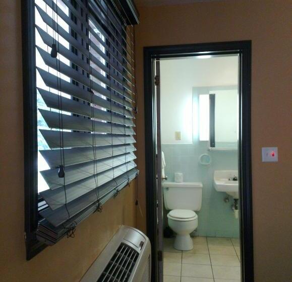 Standard Szoba King Size Bed, Colonial Inn Mercer Grove City