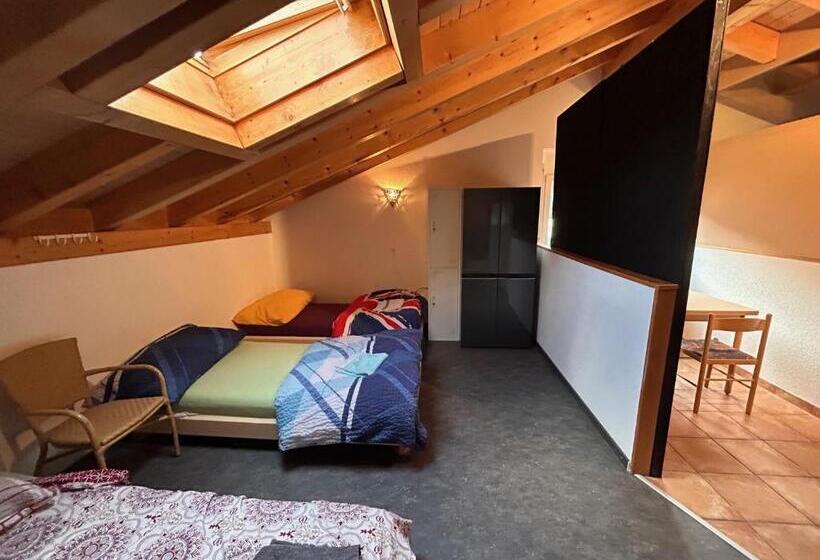 共用房间的床, Gite La Cigale Lit En Dortoir