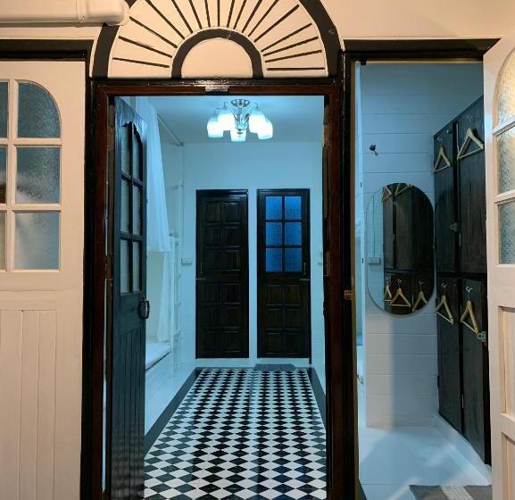 Семейный Номер, At Night