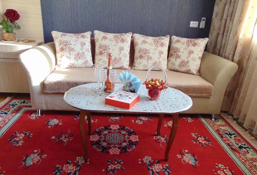 سوییت, Julia Akhaltsikhe