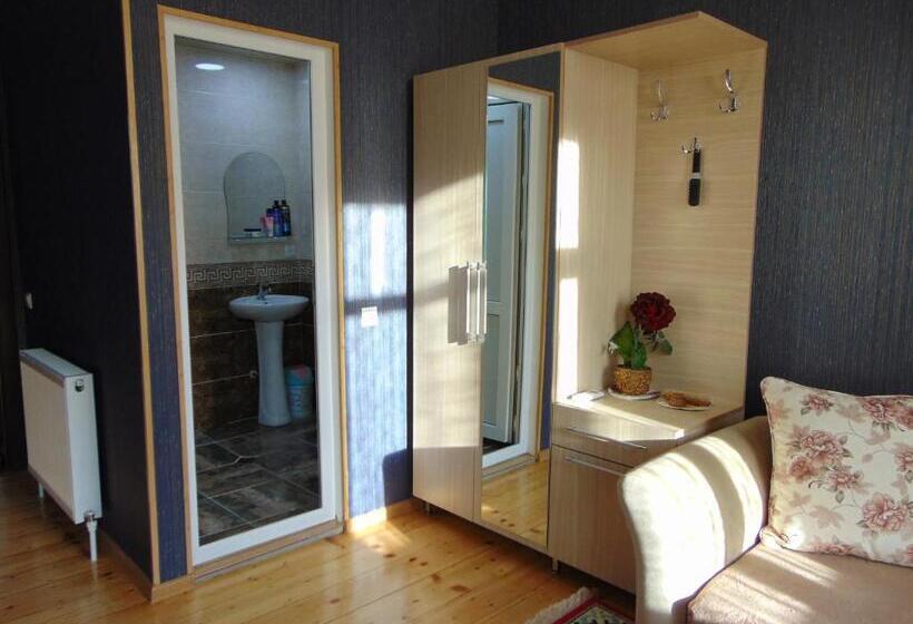 سوییت, Julia Akhaltsikhe