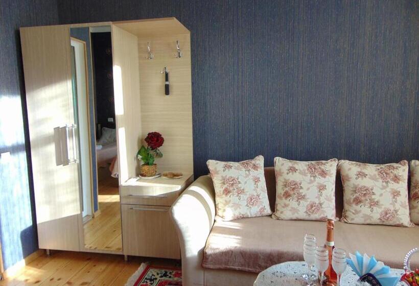 سوییت, Julia Akhaltsikhe