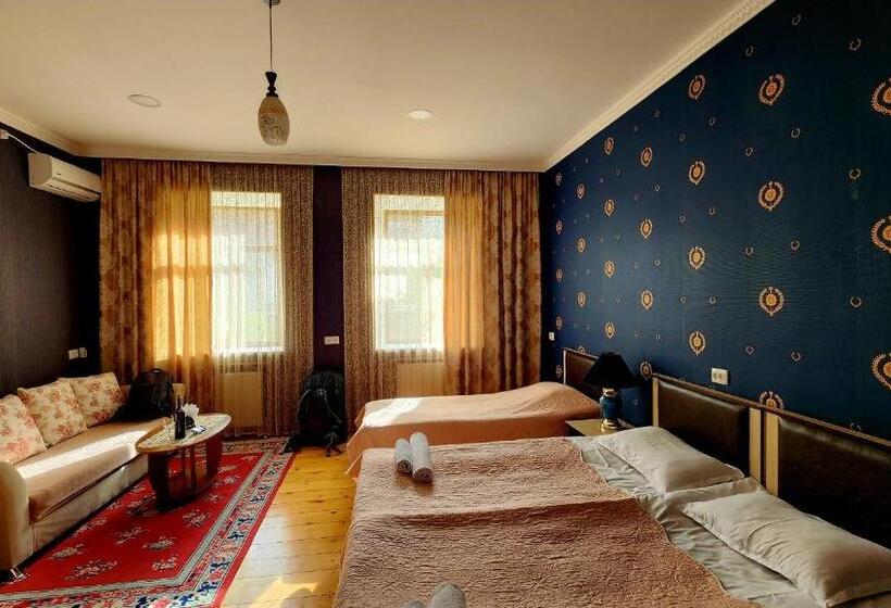 سوییت, Julia Akhaltsikhe