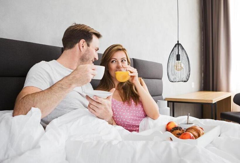 سوییت لوکس, Korpa Deli Rooms