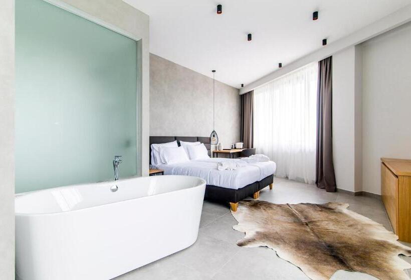 سوییت لوکس, Korpa Deli Rooms