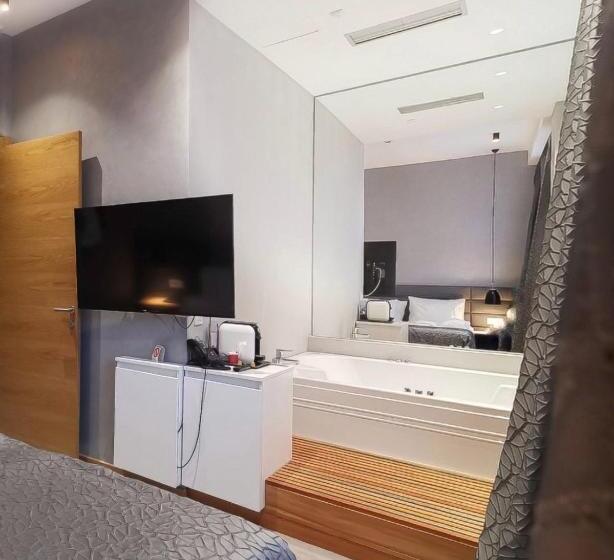 سوئیت با وان آب گرم, Korpa Deli Rooms