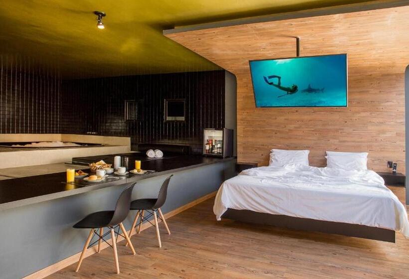 Suite with Pool, Tout Motel