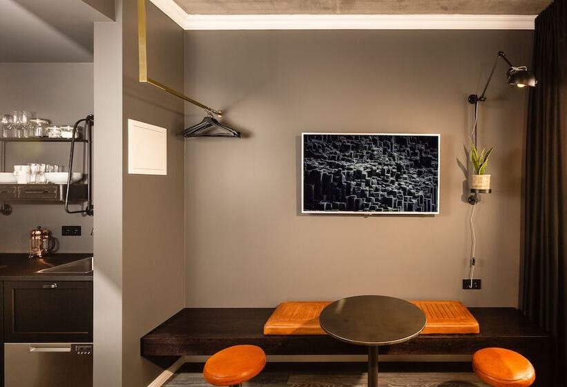 استودیوی لوکس, R13  A Townhouse