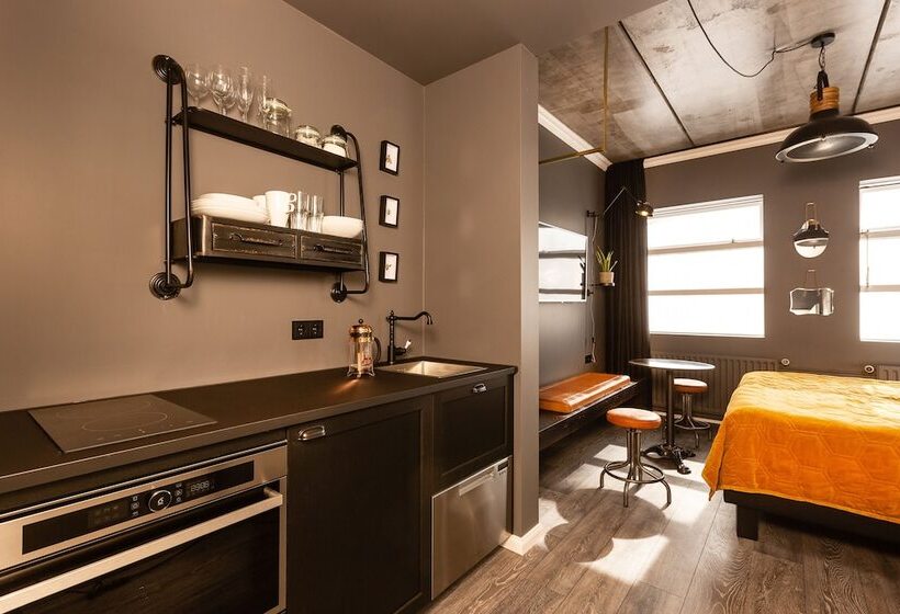 استودیوی لوکس, R13  A Townhouse