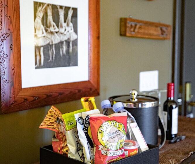 标准间带双人床, Zaza Austin