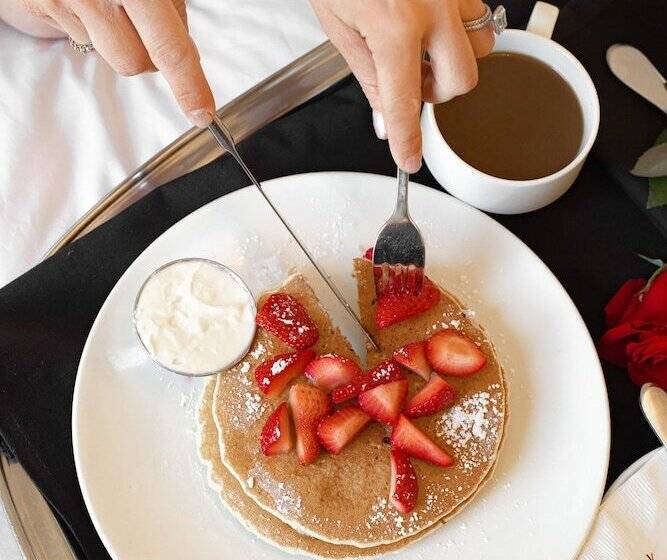 סוויטת פרמיום, Zaza Austin