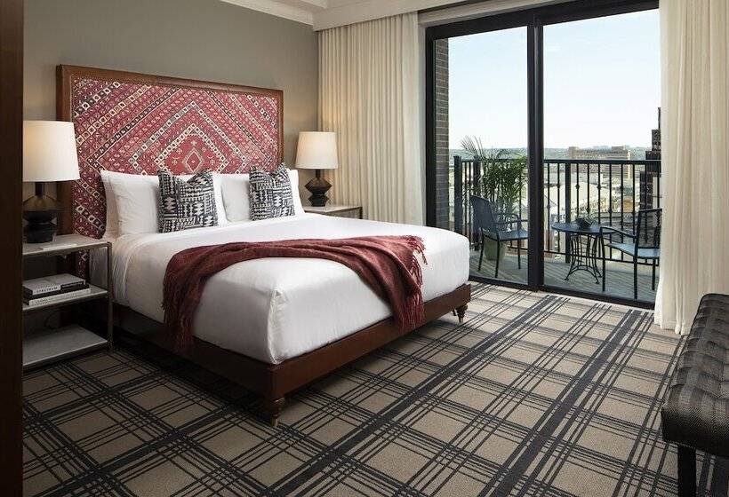 高级套房, Zaza Austin