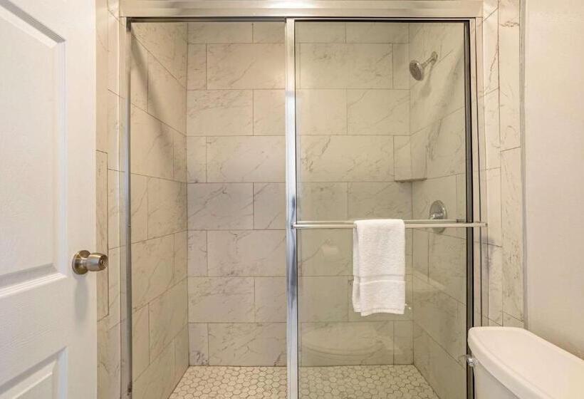 스위트 킹사이즈 침대, Baymont By Wyndham Montgomery Al