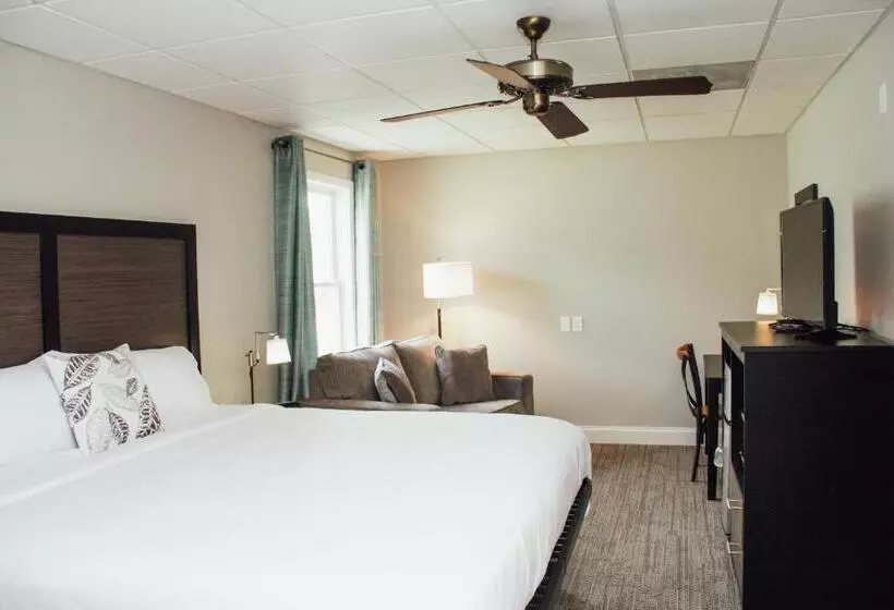 キングサイズベッドのデラックスルーム, Country Squire Inn And Suites