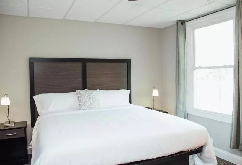 キングサイズベッドのデラックスルーム, Country Squire Inn And Suites