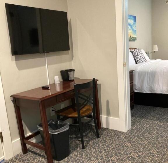 Номер Deluxe Кровать Кинг, Country Squire Inn And Suites