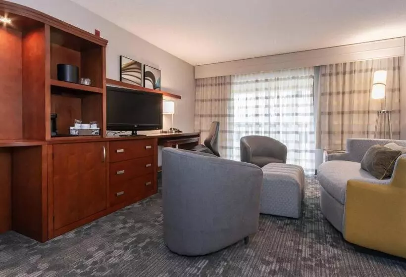 キングサイズベッドのスイートルーム, Courtyard By Marriott Charlotte Lake Norman