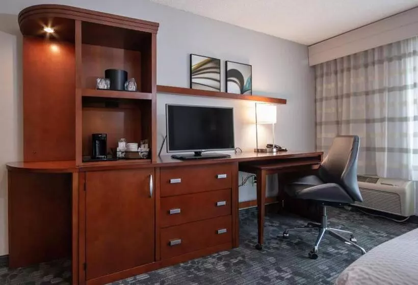 キングサイズベッドのスイートルーム, Courtyard By Marriott Charlotte Lake Norman