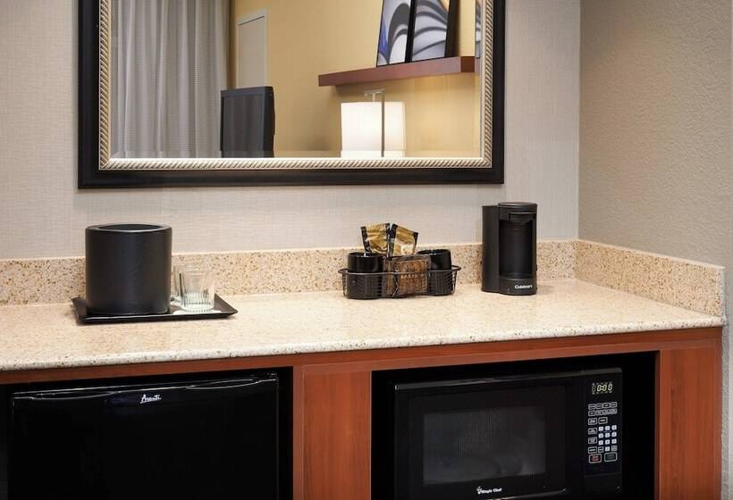 جناح مزوَّد بشرفة, Courtyard St. Louis Westport Plaza