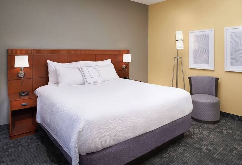 جناح مزوَّد بشرفة, Courtyard St. Louis Westport Plaza