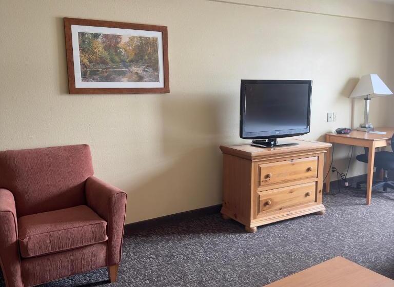 带大床的标准间, Duluth Inn & Suites Near Spirit Mountain