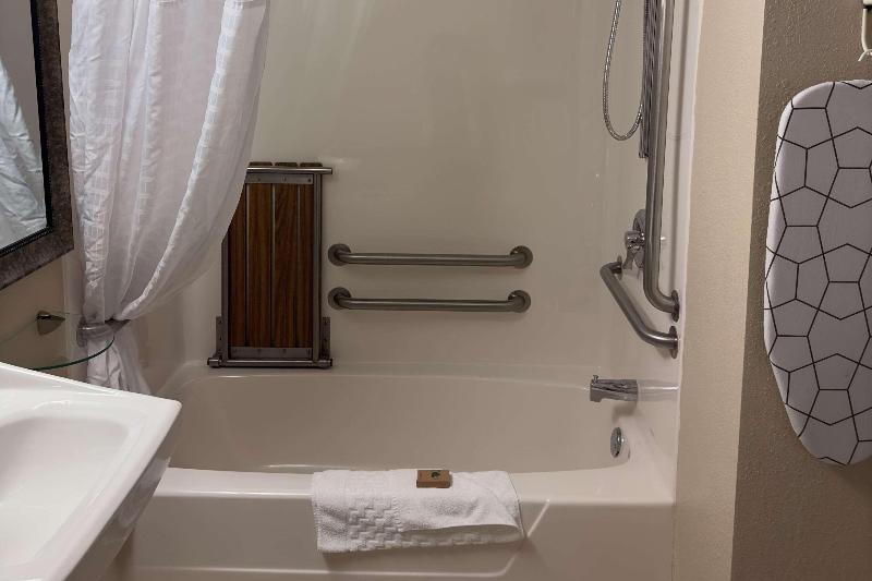 Люкс Адаптированный для Инвалидов, Duluth Inn & Suites Near Spirit Mountain