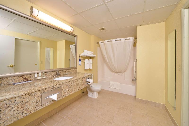 带大床的套房, Duluth Inn & Suites Near Spirit Mountain