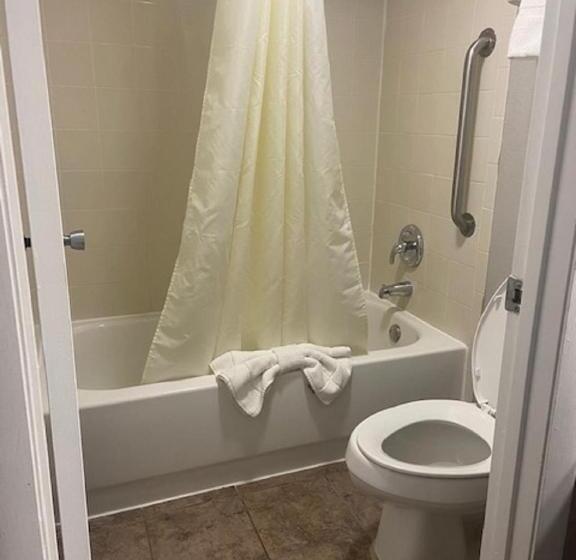 스탠다드 룸 킹사이즈 침대, Quality Inn Near Blue Spring