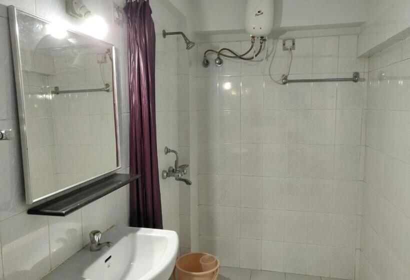 اتاق استاندارد سه نفره, Ywca International Centre