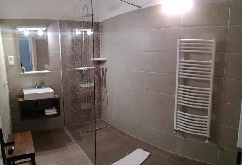 اتاق خانوادگی, Varga Villa