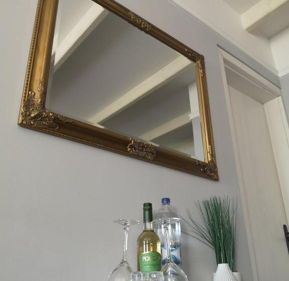 اتاق خانوادگی, Varga Villa