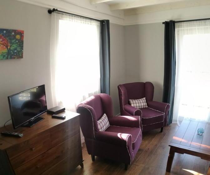 اتاق خانوادگی, Varga Villa