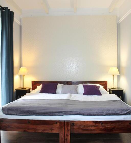 اتاق خانوادگی, Varga Villa