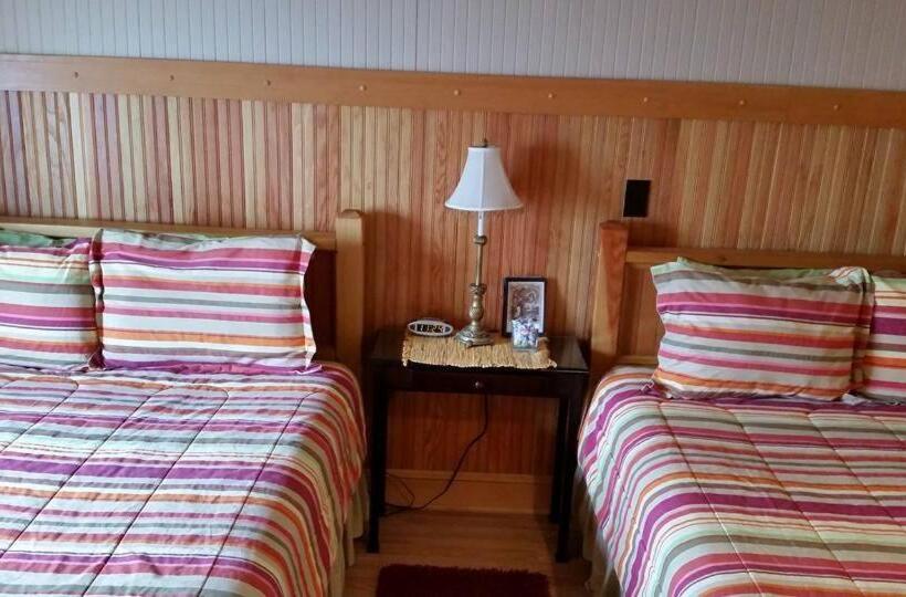 غرفة عائلية, Whistling Winds Motel