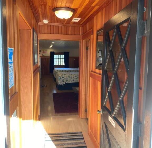 غرفة عائلية, Whistling Winds Motel