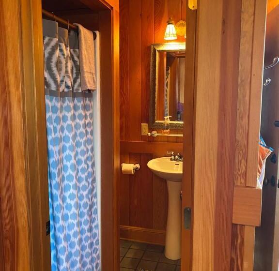 إستوديو قياسى, Whistling Winds Motel