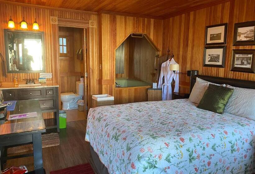 غرفة قياسية مزوَّدة بجاكوزي, Whistling Winds Motel