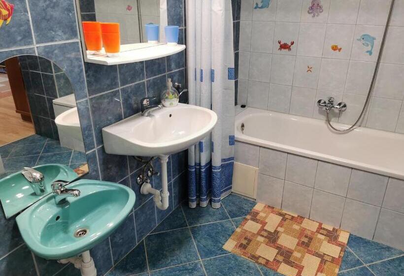 חדר משפחתי, Glázer Szállás