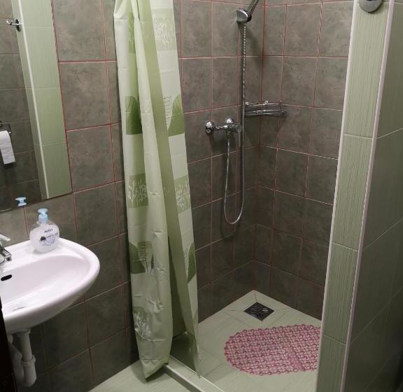 דירת חדר, Glázer Szállás