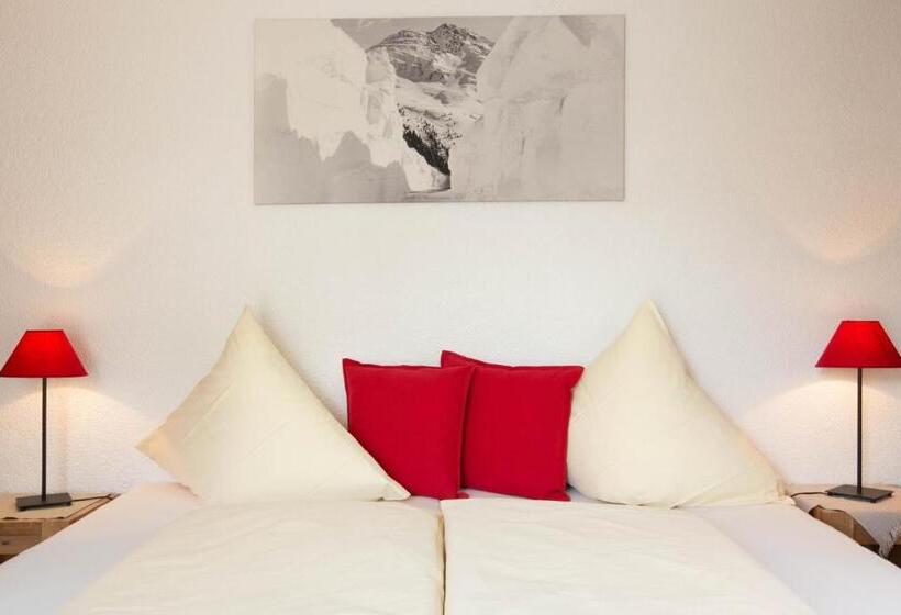 اتاق استاندارد سه تخته با بالکن, Midland