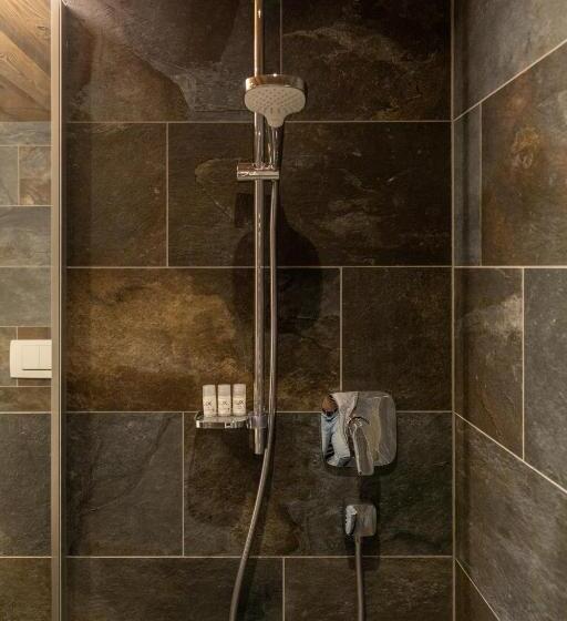 اتاق استاندارد سه تخته با بالکن, Midland