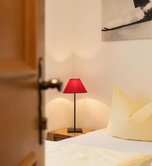 اتاق استاندارد سه تخته با بالکن, Midland