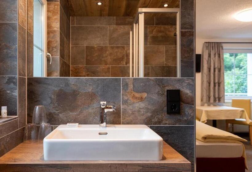 اتاق استاندارد سه نفره, Midland