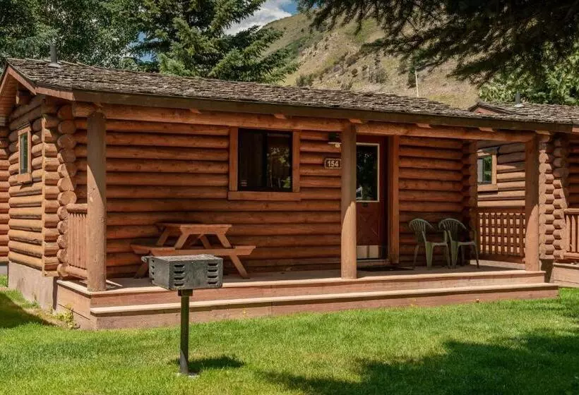 استودیوی استاندارد, Cowboy Village Resort